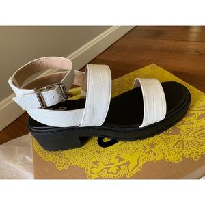 NEW IN BOX Platform Lug Sole Sandal, white size 7